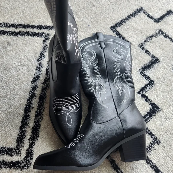 Black Western Embroidered Boots - Picture 4 of 6